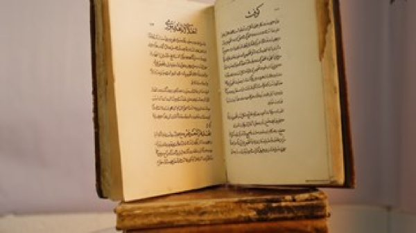 اهدای مجموعه کتاب های تاریخی با موضوع طب و طبابت به مرکز اسناد همدان