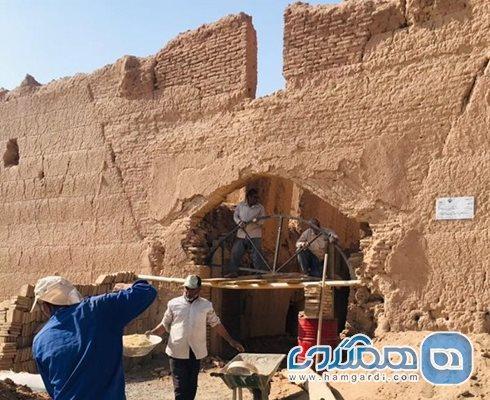شروع بازسازی قلعه تاریخی ارنان مهریز